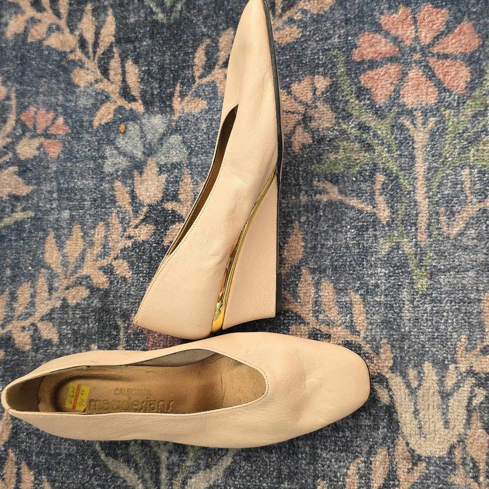 Vintage CALIFORNIA MAGDESIANS Cream Minimalist Wedges Size 6.5
